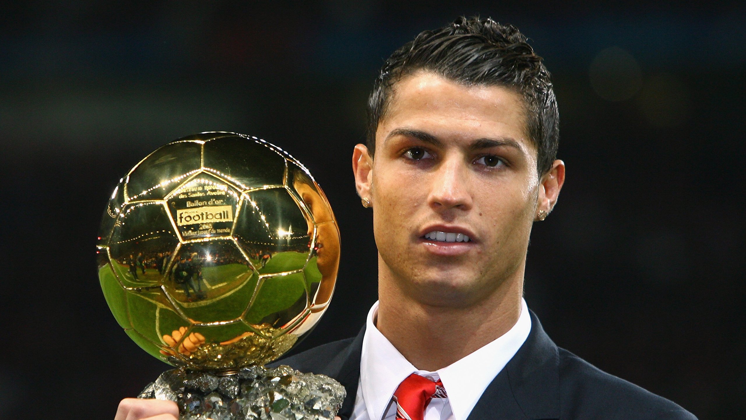 凯恩迎来七赛季高光表现，塞尔维亚队球迷沸腾！